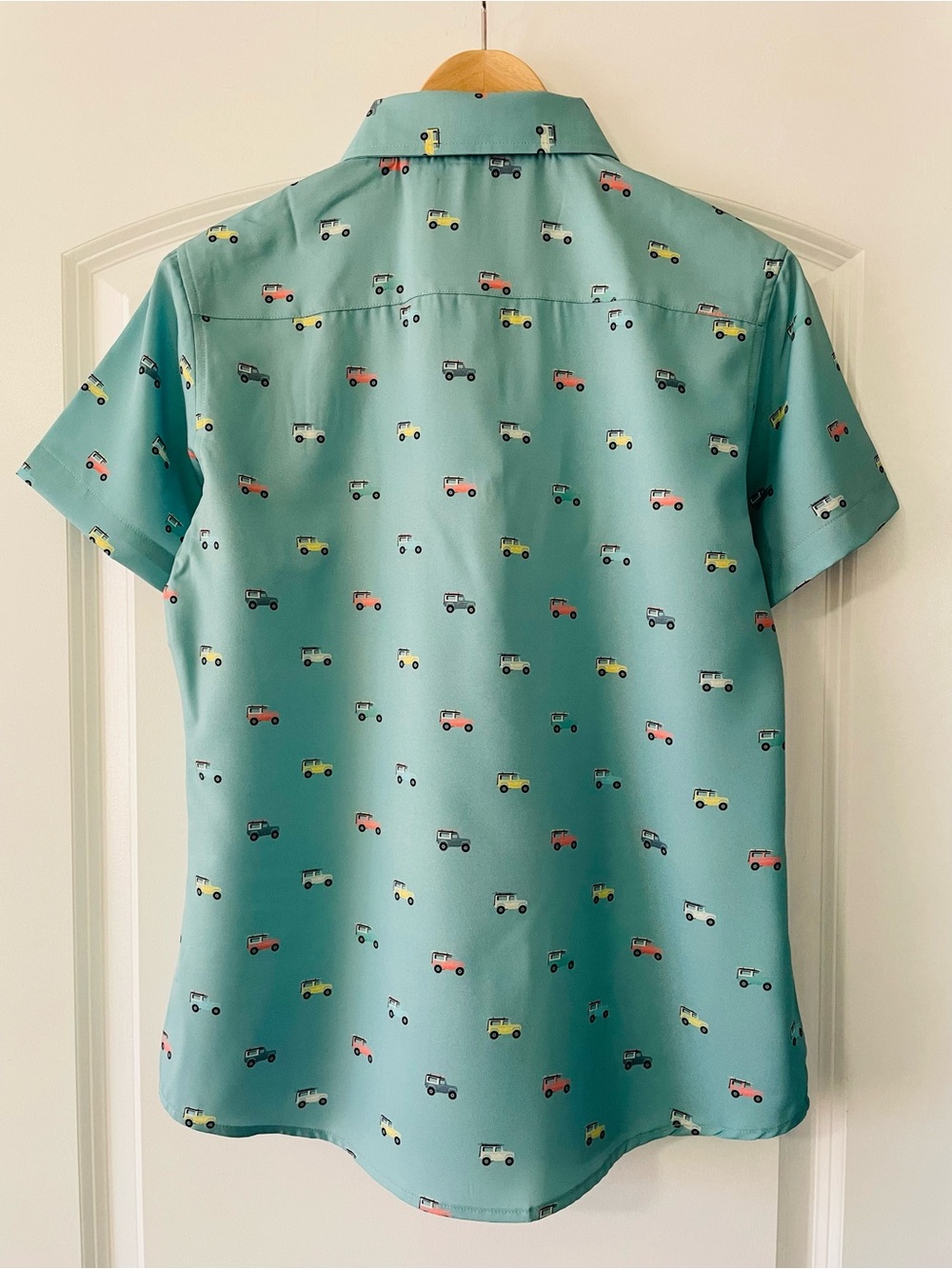 RSVLTS Women’s Teal KUNUFLEX Short Sleeve Shirt with Car Print NWT - Picture 2 of 16